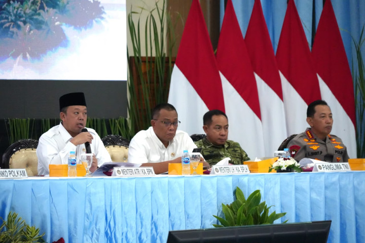 Menteri ATR/Kepala BPN Nusron Wahid menghadiri Rakor  antara Pemerintah dengan Perusahaan Pemegang HGU dalam Penanggulangan dan Penanganan Puncak Kebakaran Hutan dan Lahan, di Graha Marinir Panti Perwira, Jakarta Pusat, Senin (07/09/2026).