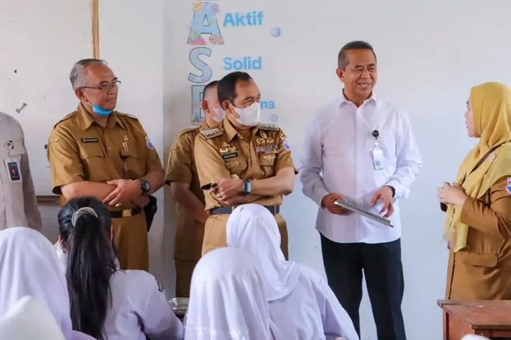 Perwakilan Kepala Staf Kepresidenan (KSP), Arif Rahman, melakukan peninjauan langsung terhadap pelaksanaan Program Makan Bergizi Gratis (MBG) di Kota Cimahi