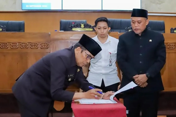 Wali Kota Cimahi Ngatiyana menandatangani berita acara penghapusan delapan Perda usai Sidang Paripurna DPRD, belum lama ini.