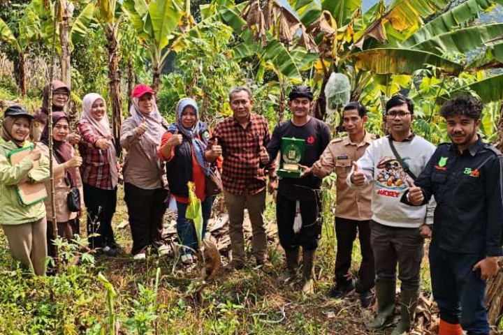 Kepala Bidang (Kabid) dari  Dinas Pertanian dan Hortikultura Jawa Barat dan rombongan menyambangi kebun Herijawan saat melakukan Registrasi lahan komoditas hortikultura, di Desa Mekarwangi Kecamatan Lembang, 14 Juli 2026. 