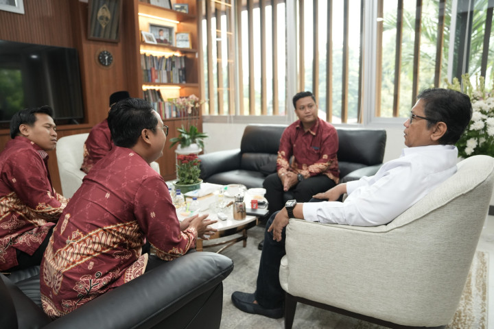 Dewan Pengurus Daerah IMM Jawa Timur yang dipimpin oleh Devi Kurniawan bersilaturahmi kepada Wakil Menteri Transmigrasi Viva Yoga Mauladi, di Gedung Makarti, kantor Kementerian Transmigrasi  Jakarta, Rabu, 9 September 2026.