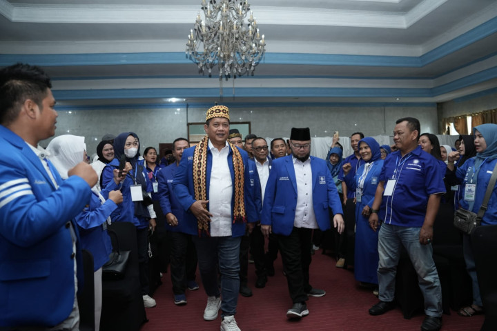 Wakil Ketua Umum PAN Viva Yoga Mauladi di hadapan pengurus, kader, relawan partai maupun sayap partai seperti BM PAN, PUAN, dan Majelis Taklim Al Amanah se-Lampung, Kota Bandar Lampung, 12/9/2026.