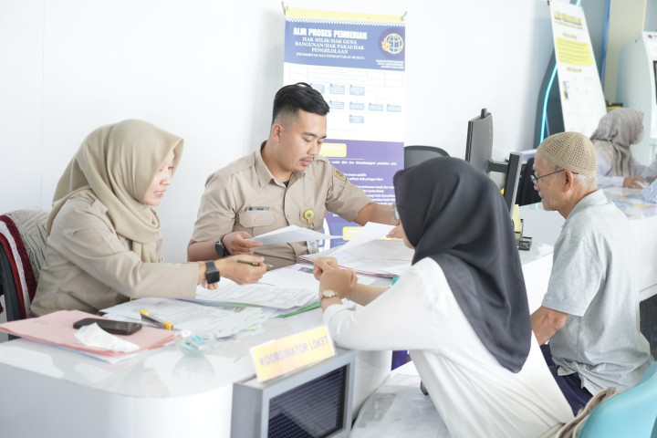 Warga Kabupaten Bogor, saat mengambil hasil PBT di Kantor Pertanahan (Kantah) Kabupaten Bogor I. 
