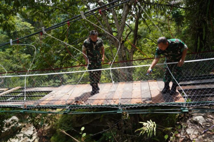 Kepala Staf Angkatan Darat (Kasad) Jenderal TNI Maruli Simanjuntak meninjau kondisi jembatan Pongpet di Cijulang Kabupaten Pangandaran, pada Senin, 14 September 2026