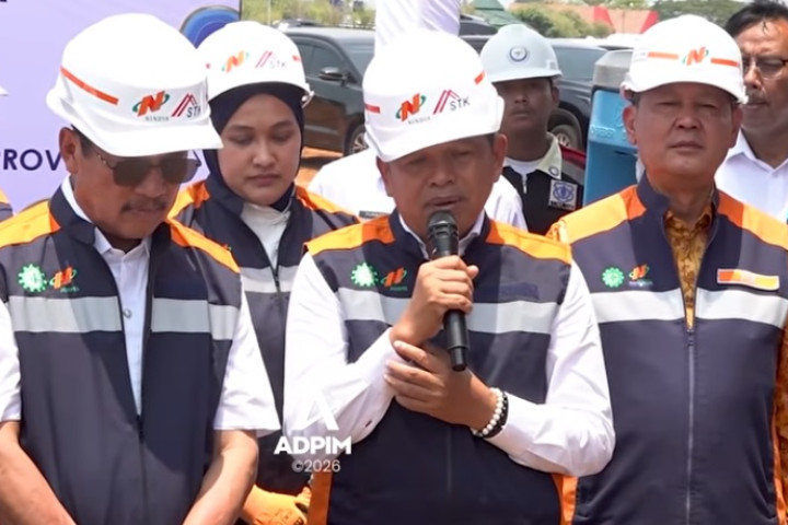 Gubernur Jawa Barat Dedi Mulyadi memberikan keterang pers usai menghadiri kegiatan groundbreaking Pelabuhan Perikanan Nusantara (PPN) Kejawanan yang berlokasi di Kota Cirebon, Kamis, 17 September 2026.