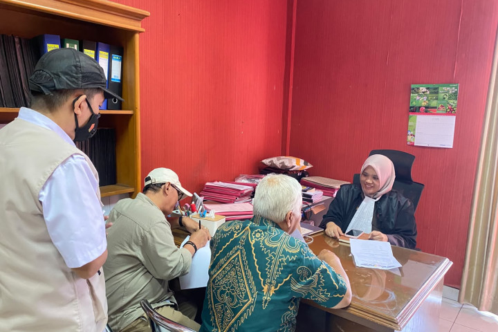 Warga Kelurahan Utama beraudensi dengan Kejaksaan Negeri Cimahi terkait dengan mangkraknya pembangunan Lapang Krida Utama, Senin 14 September 2026.