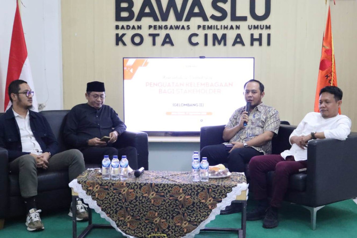 Ketua Badan Pengawas Pemilu  (Bawaslu)  Jawa Barat Zacky Muhammad Zam Zam menghadiri  kegiatan Konsolidasi Demokrasi Penguatan Kelembagaan bagi Stakeholder Gelombang Dua di Kantor Bawaslu Kota Cimahi, Jalan Babakan,  Kamis, 17 September 2026. 