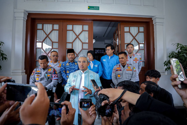 Wali Kota Muhammad Farhan memberikan keterangan pers terkait pengawasan terhadap keberadaan seluruh pohon di Kota Bandung, Jum’at, 18 September 2026.