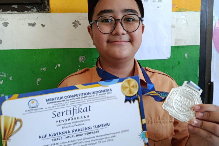 Cendikiawan Muda MTs Al Hudy berhasil menorehkan prestasi gemilang dengan meraih Medali Perak Tingkat Nasional pada ajang Olimpiade Matematika Nasional Jenjang SMP/MTs yang diselenggarakan oleh Mentari Competition Indonesia.