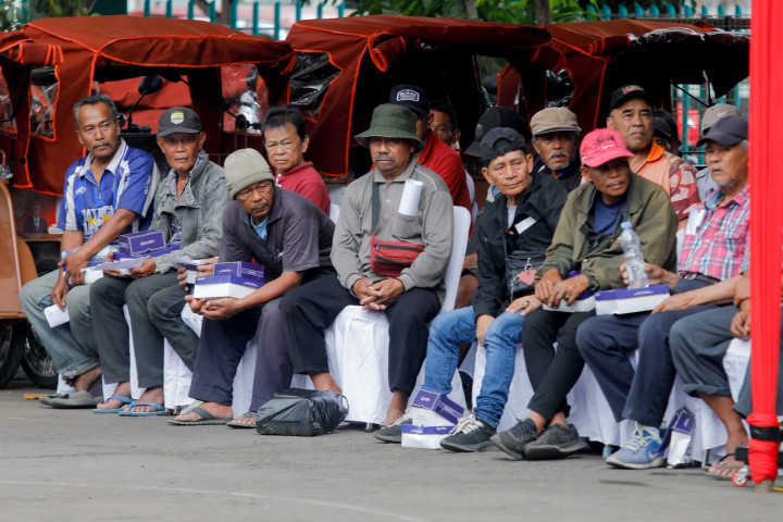Kota Bandung dapat bantuan 200 unit becak listrik diperuntukkan bagi para penarik becak dengan sejumlah kriteria. Salah satunya berusia 55 tahun ke atas, bekerja sebagai penarik becak serta berdomisili di Kota Bandung.