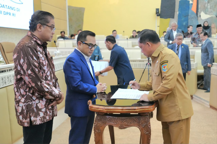 Mendagri Tito Karnavian menandatangani Berita Acara Kesepakatandalam Pembahasan 15 RUU Kabupaten/Kota untuk wilayah Provinsi Kalimantan Barat, Kalimantan Tengah, dan Kalimantan Selatan di Ruang Rapat Komisi II DPR RI, Senin (21/9/2026)
