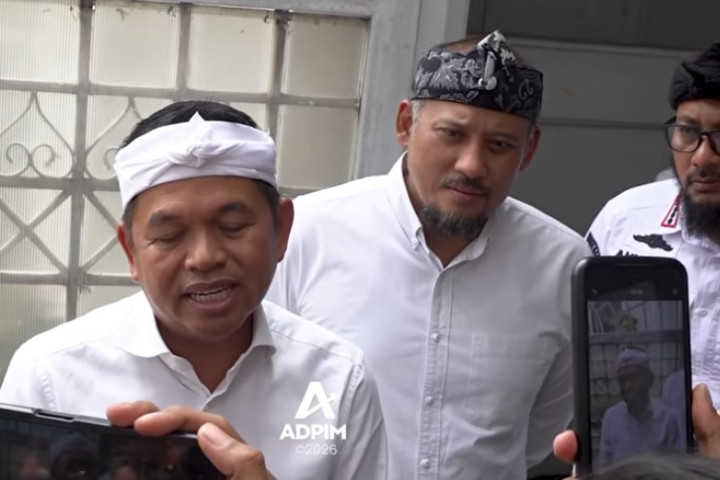 Gubernur Jawa Barat Dedi Mulyadi menyampaikan keterangan pers mengenai sejumlah kebijakan strategis pembangunan daerah di Bale Pakuan, Kota Bandung, Selasa (22/9/2026).