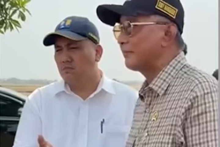 Lewat Telpon Selulernya, Menteri Pekerjaan Umum (PU) Dodi Hanggodo meluapkan kemarahannya saat menggelar inspeksi mendadak (sidak) di kawasan persawahan Desa Karangharja, Kecamatan Pebayuran, Kabupaten Bekasi, Sabtu, 26 September 2026.