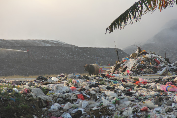 Hamparan Sampah di Jatiwaringin