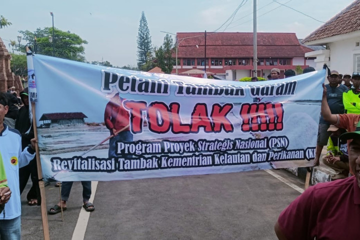 Koalisi Masyarakat Pesisir Indramayu (KOMPI) dan Wahana Lingkungan Hidup Indonesia (WALHI) meminta Kementerian Perikanan dan Kelautan menghentikan Revitalisasi Tambak Pantura