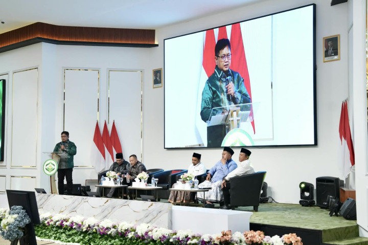 Wakil Menteri Transmigrasi, Viva Yoga Mauladi, saat menjadi pembicara utama dalam Seminar Nasional bertema “Kemandirian Pesantren Melalui Transmigrasi” yang berlangsung di Hall Sunan Drajat, Lamongan, Jawa Timur. 