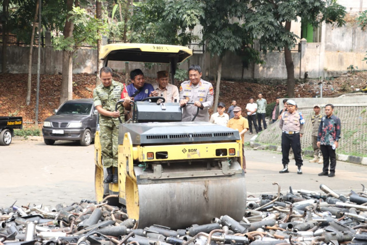 Wali Kota Cimahi,Dandim 0609 dan Kapolres Cimahi melakukan pemusnahan barang bukti hasil pengungkapan berbagai kasus di Halaman Parkir Pemkot Cimahi, Jum’at, 2 Oktober 2026.  .