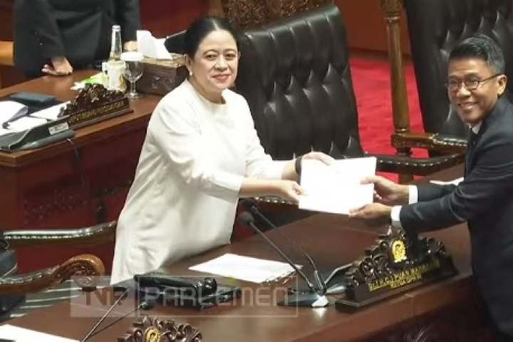 Ketua DPR RI Puan Maharani menerima naskah pembahasan Undang-undang Perlindungan Tenaga Kerja saat Rapat Paripurna DPR RI, di Gedung DPR RI, Selasa 6 Oktober 2026.