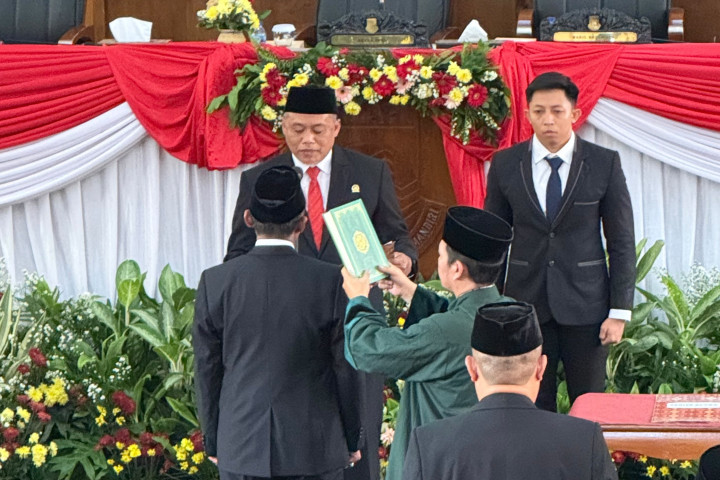 Ketua DPRD Kota Cimahi Wahyu Widyatmoko meresmikan Pergantian Antar Waktu Anggota DPRD asal Partai Golkar Kusmawan, dalm Sidang Paripurna DPRD, Rabu, 7 Oktober 2026.