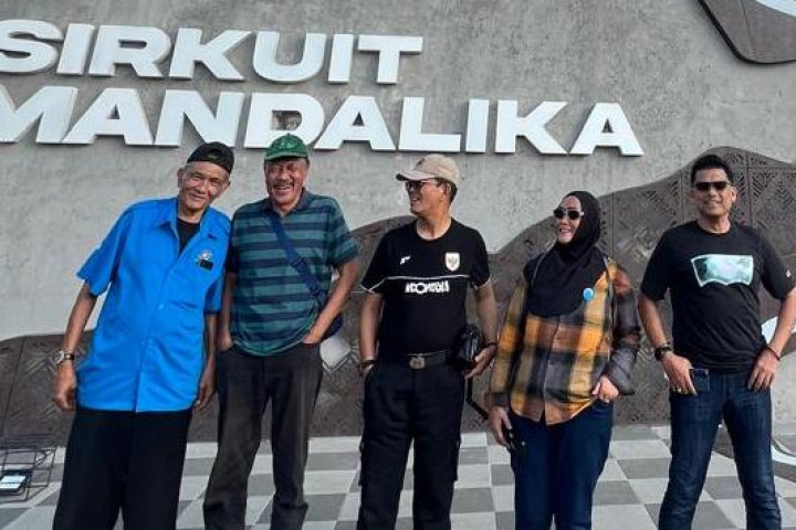 Ketua Umum Asosiasi Hutan Tanaman Rakyat Mandiri Indonesia Basyaruddin Siregar (Paling Kiri) berfoto bersama usai rapat persiapan penanaman pohon di Mandalika, belum lama ini .