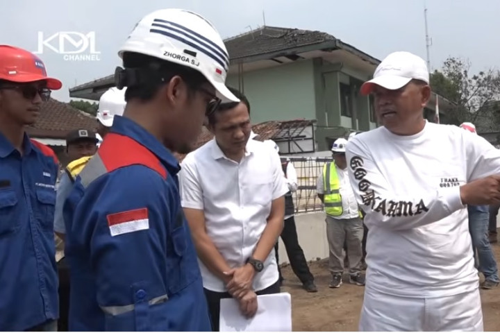 Gubernur Jawa Barat Dedi Mulyadi menegur pelaksana proyek saat Sidak ke pembangunan Underpass Gatot Subroto, Senin, 12 Oktober 2026.