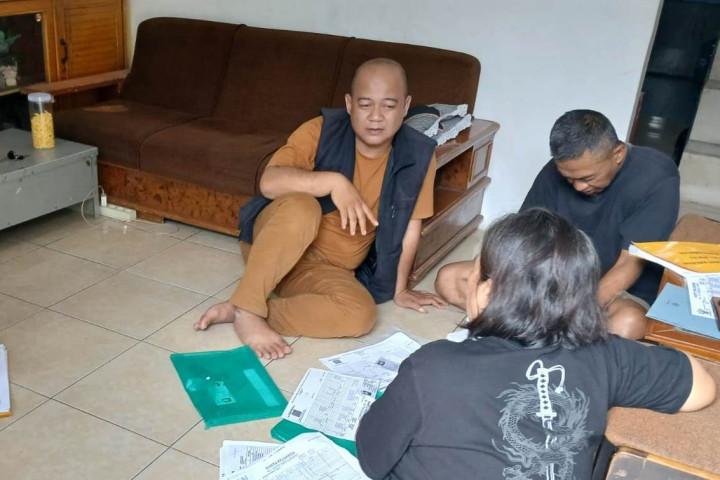 Koordinator Divisi Pencegahan, Partisipasi Masyarakat, dan Hubungan Masyarakat Bawaslu Kota Cimahi, Akhmad Yasin Nugraha, melakukan uji petik Daftar Pemilih Berkelanjutan (DPB), Senin (12/10/2026)