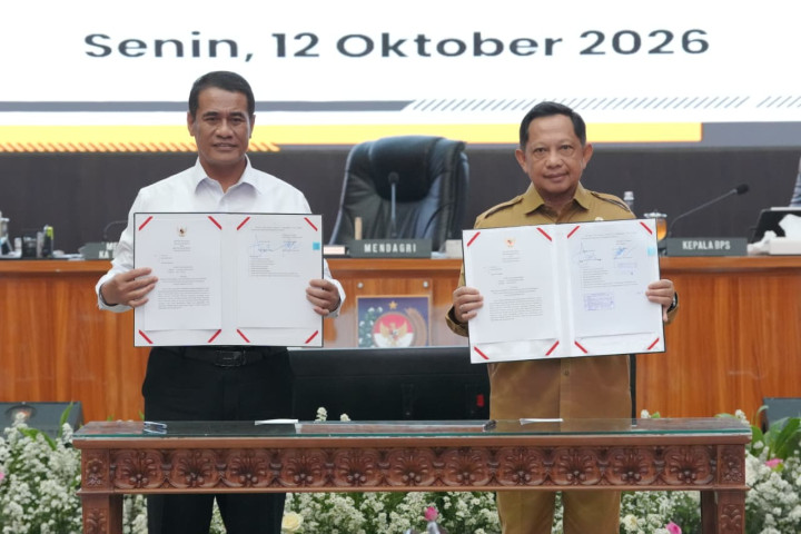 Menteri Dalam negeri Tito Karnavian melakukan penandatanganan SEB dengan Menteri Pertanian (Mentan) Andi Amran Sulaiman dalam rangka Swasembada Pangan, di Jakarta, Senin (12/10/2026).