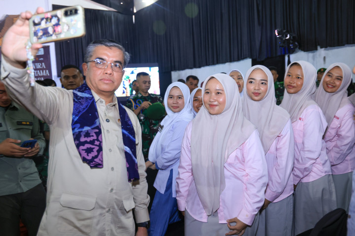Menteri Ketenagakerjaan Yassierli berfoto bersama usai membuka acara Grand Opening Albacadabra di SMA Pesantren Unggul Al Bayan, Sukabumi, Senin (12/10/2026).