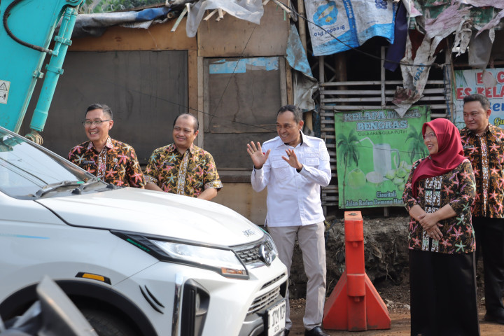 Wali Kota Cimahi Ngatiyana memantau kondisi dranaise di Jalan Demang Hardjakusumah, Rabu, 14 Oktober 2026