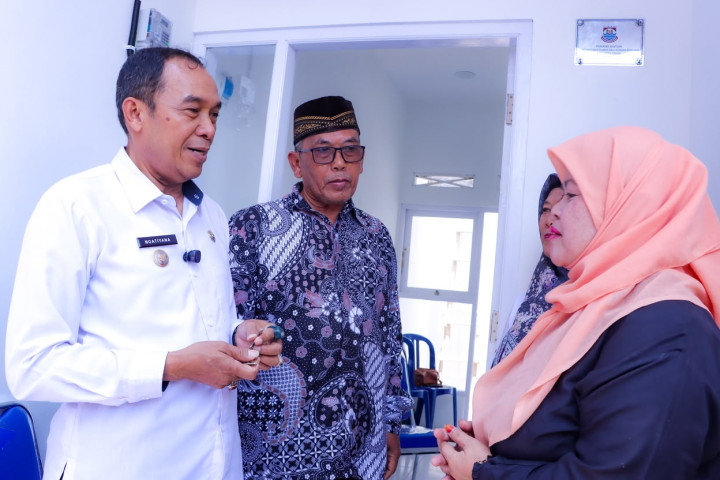 Wali Kota Cimahi Ngatiyana menyerahkan bantuan satu unit rumah layak huni kepada Siti Nurjanah, warga RW 11, Kelurahan Cibabat pada Rabu (14/10/2026