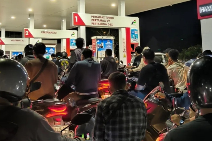 Antrian Warga Bali disejumlah SPBU akibat kelangkaan BBM 