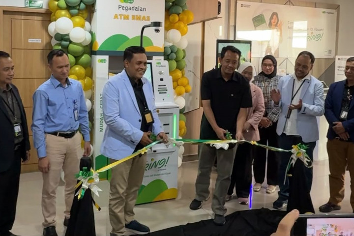 Pemimpin Wilayah PT Pegadaian (Persero) Kanwil X Jawa Barat, Eko Supriyanto meresmikan peluncuran jaringan ATM Emas Pegadaian, di Kantor Cabang Pungkur pada Jumat, 16 Oktober 2026.