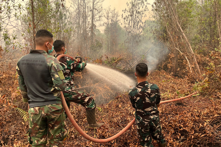 Personel Yonif TP-925 / Ksatria Wangkang melakukan penanggulangan api di kawasan Jl. Trans-Kalimantan, Desa Tanjung Taruna, Kecamatan Jabiren Raya, Kabupaten Pulang Pisau , Minggu, 18 Oktober 2026.