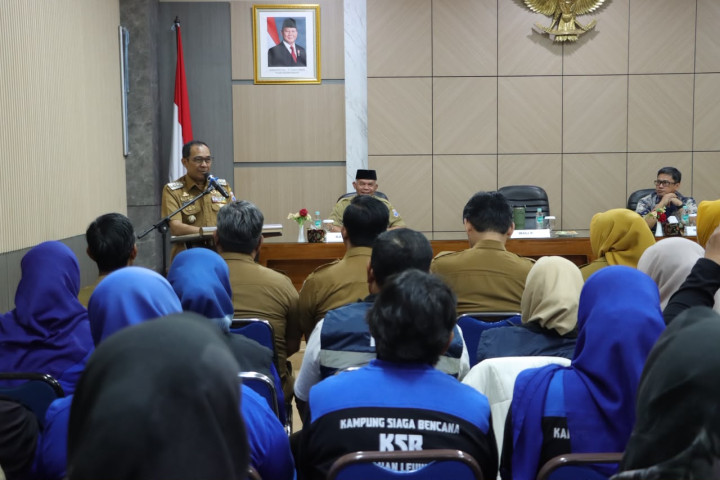 Wali Kota Cimahi Ngatiyana membuka workshop kedaruratan yang dihadiri oleh berbagai unsur pemangku kepentingan, di Aula Gedung C Pemkot Cimahi, Senin, 19 Oktober 2026.