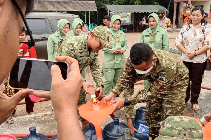 Pada Sabtu, 24 Oktober 2026, Pangdam XXII/Tambun Bungai mengarahkan Satgas Karhutla untuk melaksanakan distribusi air bersih bagi masyarakat.
