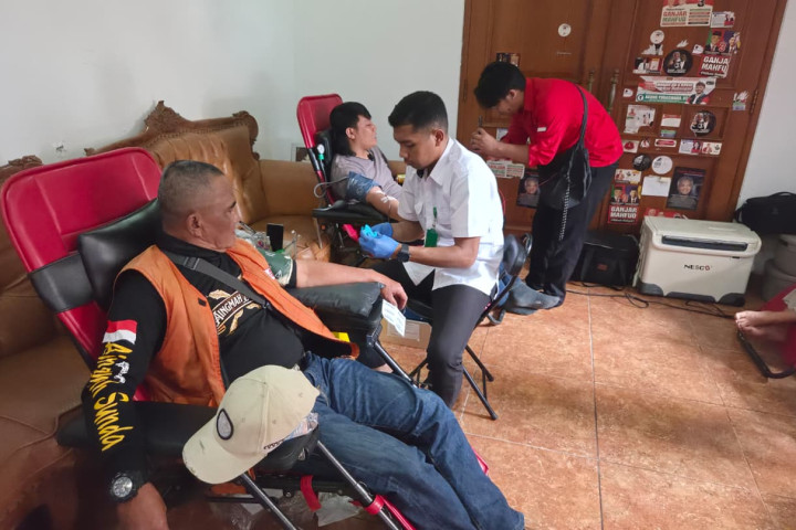 Warga Kota Cimahi mengikuti donor darah dan pemeriksaan kesehatan gratis yang digelar Wanoja PDIP Kota Cimahi, Senin, 26 Oktober 2026.