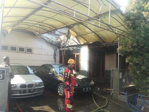 Dua Unit Mobil Mewah Hampir Dilalap Si jago Merah